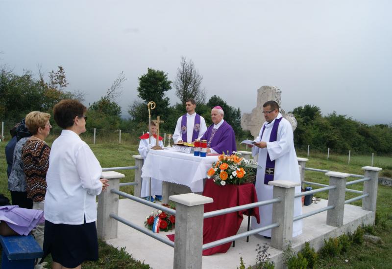 Misu je predvodio biskup Franjo Komarica - Obilježena 77. obljetnica mučeništva krnjeuškog župnika i preko 240 vjernika katolika